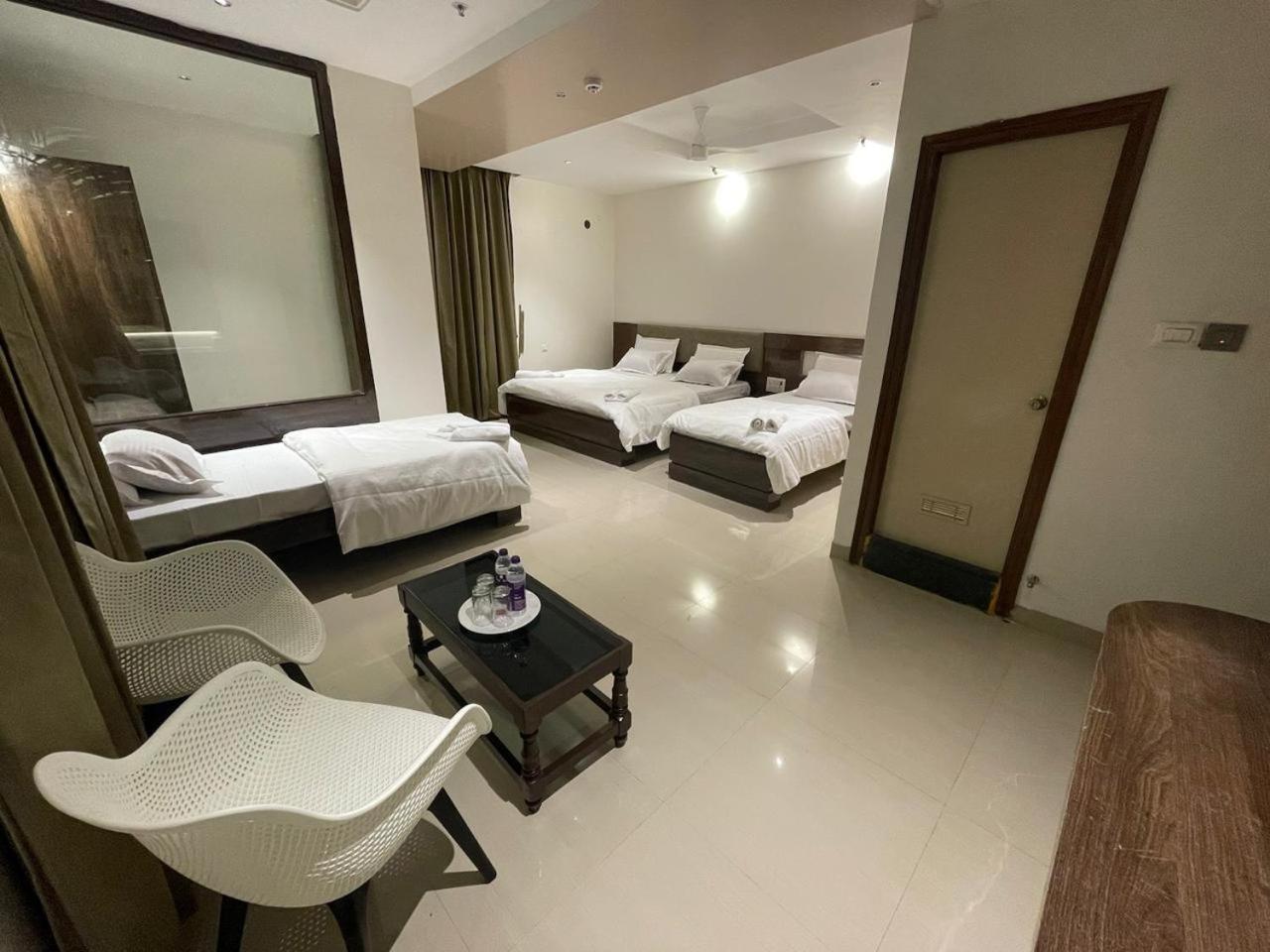 Model Grand Inn Белари Екстериор снимка