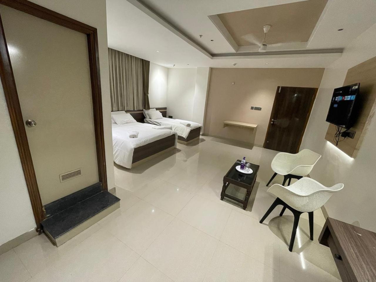 Model Grand Inn Белари Екстериор снимка